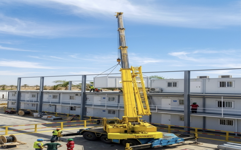 une-operation-de-levage-industriel-sur-un-chantier