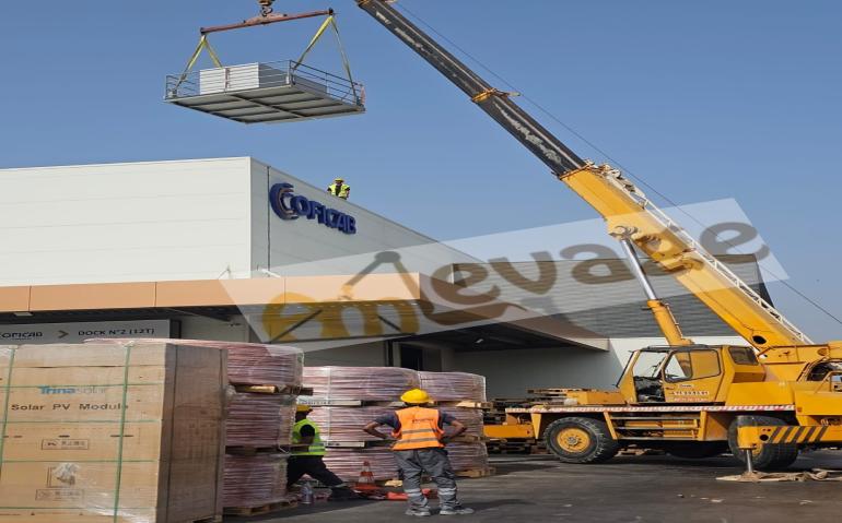 levage-et-manutention-securisee-de-structures-de-palettes-et-modules-solaires-en-toiture